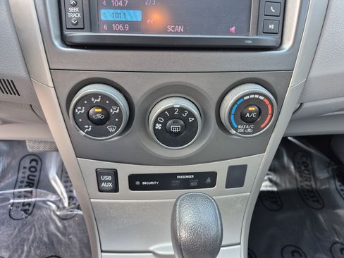 Used 2013 Toyota Corolla LE FWD image 26