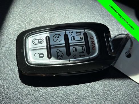 Used 2023 Chrysler Pacifica Touring-L FWD image 23