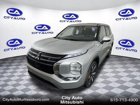 New 2025 Mitsubishi Outlander SE image 3