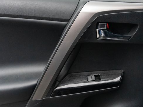 Used 2018 Toyota RAV4 Limited image 32