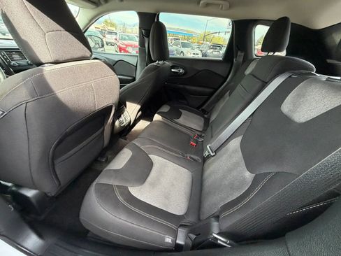 Used 2015 Jeep Cherokee Sport image 17