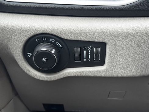 Certified 2024 Chrysler Pacifica Touring-L image 24