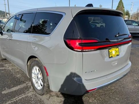 Used 2025 Chrysler Pacifica Select image 6