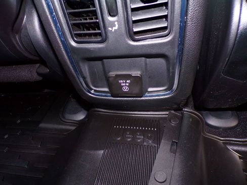 Used 2021 Jeep Grand Cherokee Laredo X AWD/4WD image 8