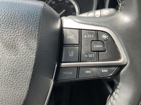 Used 2022 Toyota Highlander XLE AWD/4WD image 27