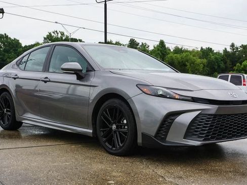 Used 2025 Toyota Camry SE FWD image 2