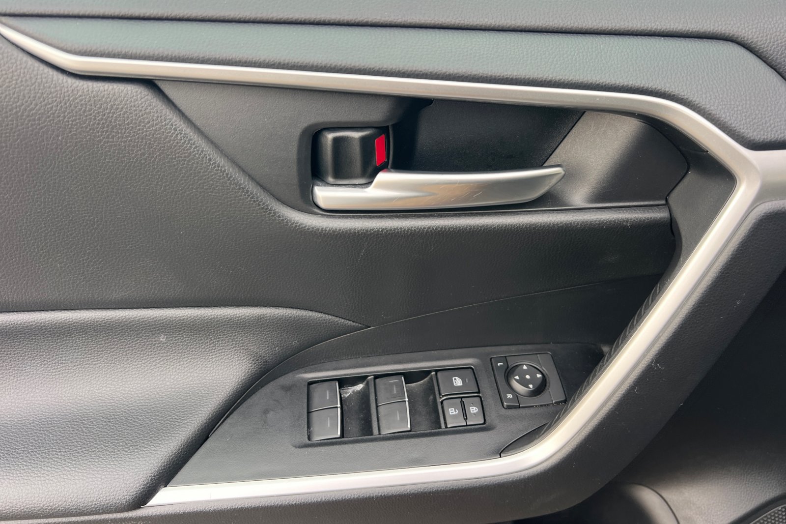 Used 2025 Toyota RAV4 XLE AWD/4WD image 16