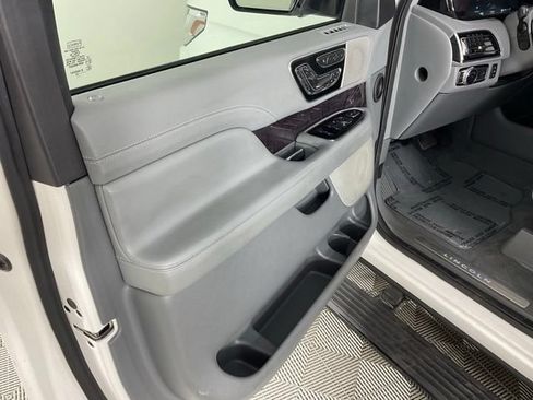 Used 2020 Lincoln Navigator L Reserve w/ Luxury Package AWD/4WD image 17