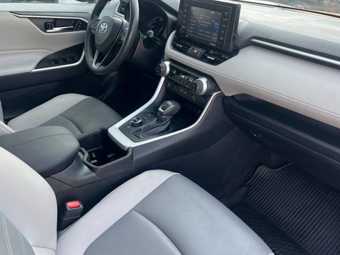 Used 2022 Toyota RAV4 XLE Premium image 17