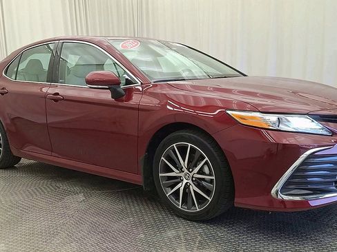 Certified 2022 Toyota Camry XLE w/ Cold Weather Package FWD image 5