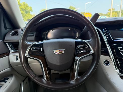 Used 2016 Cadillac Escalade Luxury AWD/4WD image 9