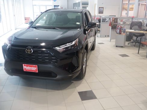 Used 2025 Toyota RAV4 XLE w/ Convenience Package image 6