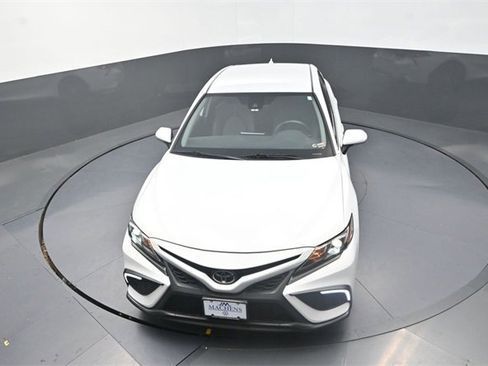 Used 2022 Toyota Camry SE image 18