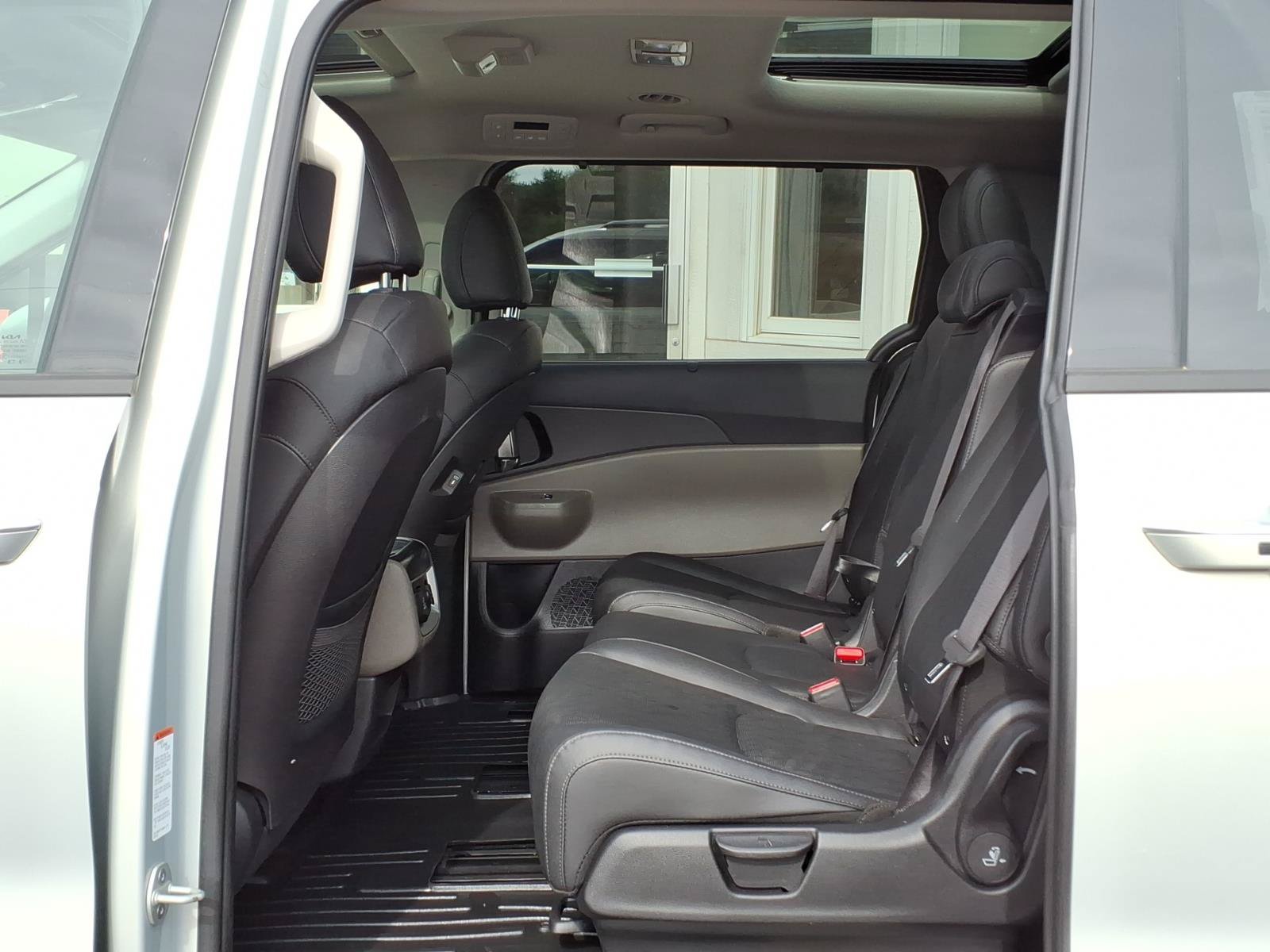 Used 2025 Kia Carnival SX FWD image 10