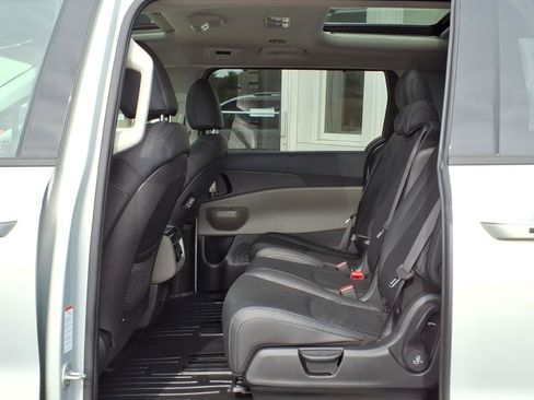 Used 2025 Kia Carnival SX FWD image 10