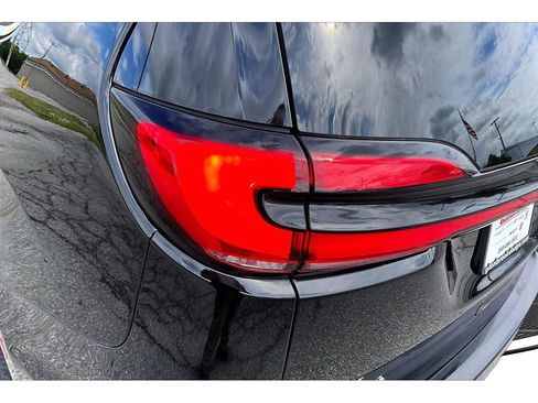 Used 2024 Chrysler Pacifica Touring-L FWD image 37