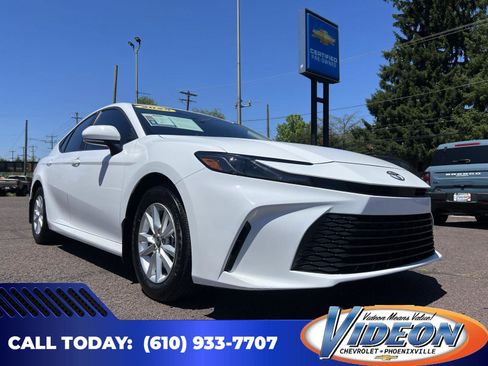 Used 2025 Toyota Camry LE w/ Convenience Package FWD image 1
