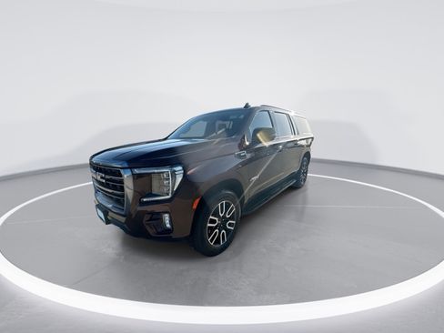 Used 2023 GMC Yukon XL AT4 w/ Technology Package image 4