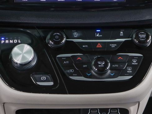 Used 2022 Chrysler Pacifica Touring-L image 20