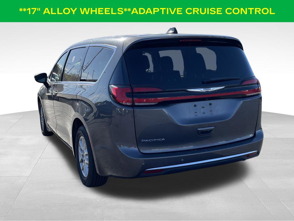 Used 2023 Chrysler Pacifica Touring-L FWD image 4
