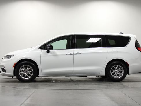 Used 2024 Chrysler Pacifica Touring-L FWD image 7