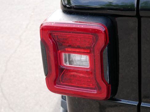 Used 2022 Jeep Wrangler Unlimited Sahara w/ Cold Weather Group AWD/4WD image 17