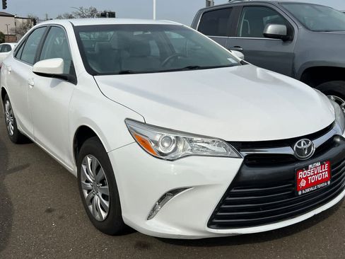 Used 2017 Toyota Camry LE image 3