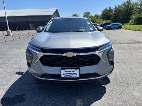 Used 2024 Chevrolet Trax LT w/ LT Convenience Package FWD image 2