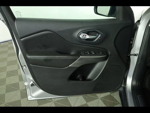 Used 2020 Jeep Cherokee Limited AWD/4WD image 23