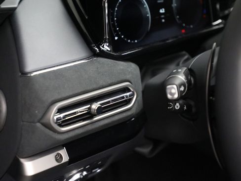 Used 2025 Aston Martin V8 Vantage Coupe image 23