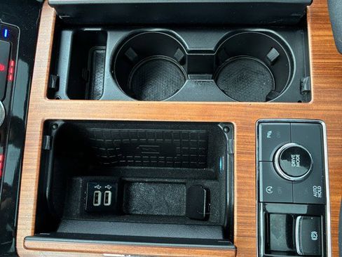 Used 2018 Lincoln Navigator Select image 17