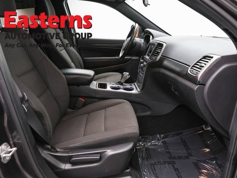 Used 2020 Jeep Grand Cherokee Laredo AWD/4WD image 23