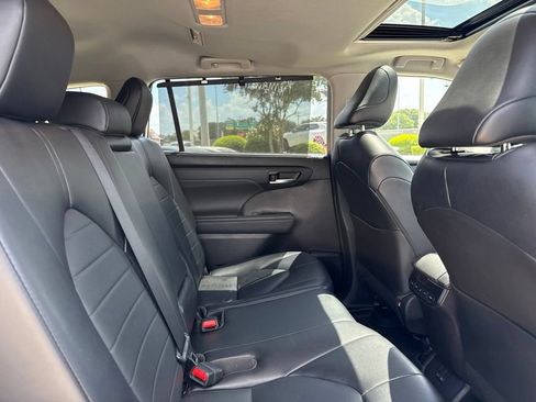 Used 2022 Toyota Highlander XLE FWD image 12