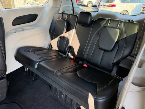 Used 2024 Chrysler Pacifica Touring-L FWD image 19