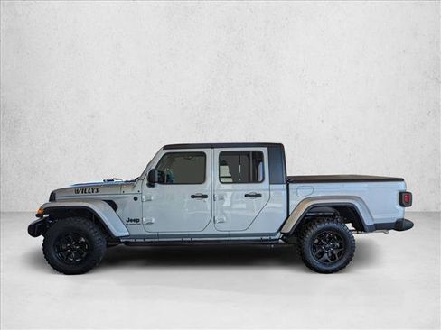Used 2022 Jeep Gladiator Willys image 9