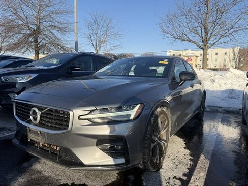 Used 2019 Volvo S60 T6 R-Design image 2