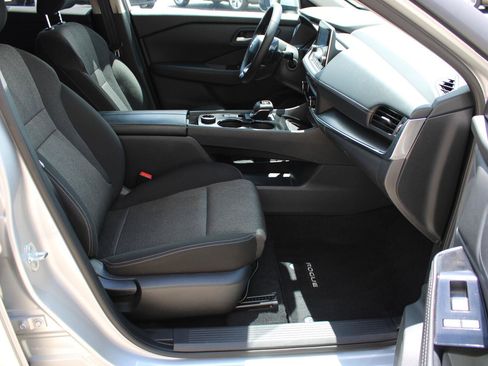 Used 2025 Nissan Rogue SV AWD/4WD image 23