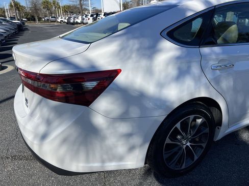 Used 2018 Toyota Avalon XLE Premium image 10
