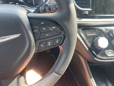 Used 2025 Chrysler Pacifica Limited FWD image 17