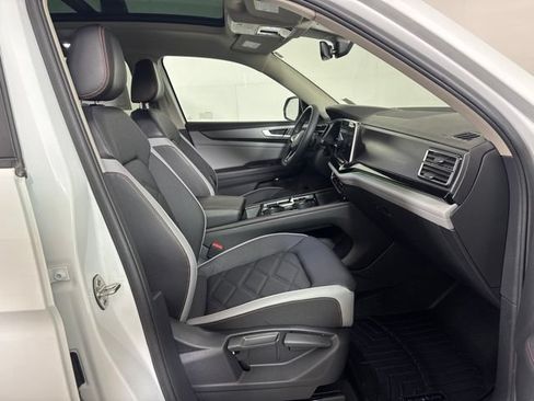 Used 2024 Volkswagen Atlas Peak Edition SE AWD/4WD image 4