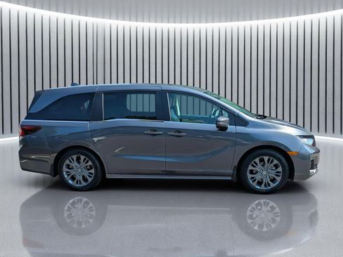Used 2025 Honda Odyssey Touring image 3