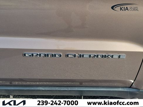Used 2021 Jeep Grand Cherokee Limited AWD/4WD image 9