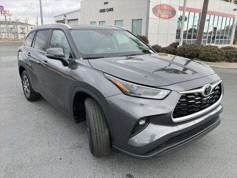 Certified 2023 Toyota Highlander XLE image 7