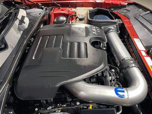 Used 2014 Dodge Challenger SXT image 33