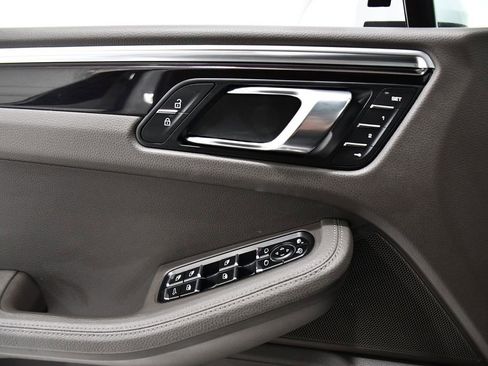 Used 2021 Porsche Macan image 17