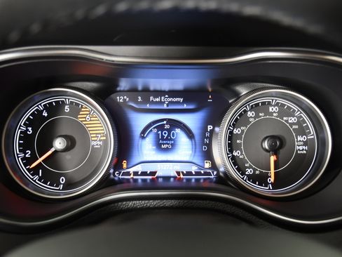 Used 2019 Jeep Cherokee Limited image 18