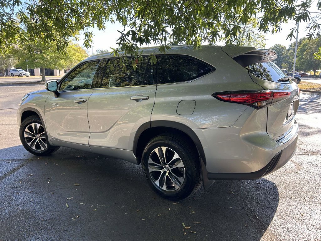 Used 2020 Toyota Highlander XLE AWD/4WD image 4