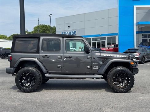Used 2018 Jeep Wrangler Unlimited Sahara AWD/4WD image 2