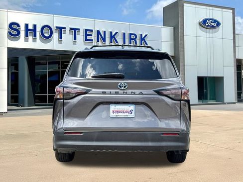 Used 2023 Toyota Sienna LE FWD image 6