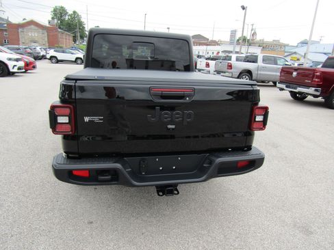 Used 2024 Jeep Gladiator Sport AWD/4WD image 4